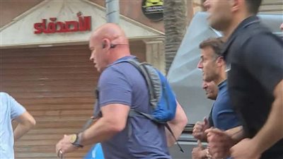 الرئيس الفرنسي يتريض بصحبة زوجته صباحا في شوارع الإسكندرية  (فيديو) 