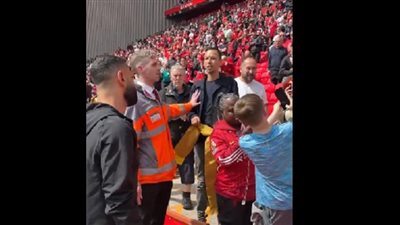 تجاهل محمد صلاح لمشجع مصري يثير الاستياء، والنشطاء: بلاش تظلموه نسي العربي (فيديو)
