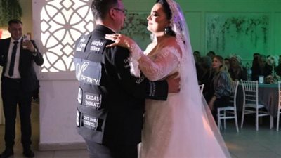 إعلان يمشي على قدمين، عريس يستبدل بدلة فرحه بلوحة إعلانات لتغطية مصاريف زفافه (فيديو وصور)