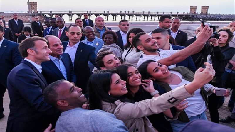 المواطنيين يلتقطون