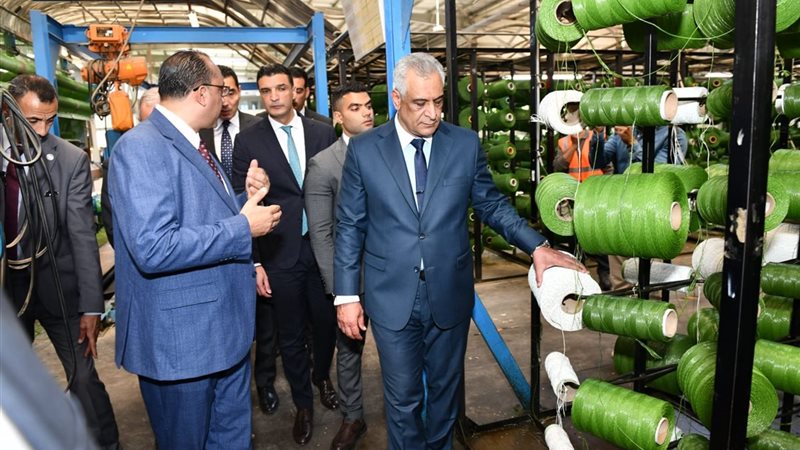 3 وزراء يتفقدون شركة
