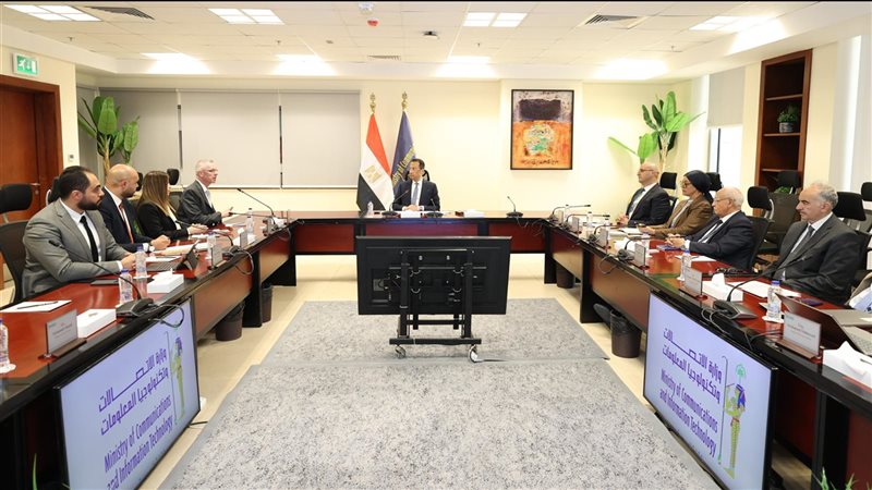 وزير الاتصالات خلال