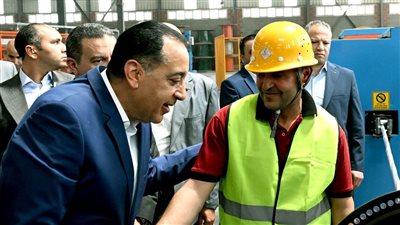 رئيس الوزراء يجري حوارا وديا مع أحد العاملين حول بيئة العمل وظروفه المعيشية