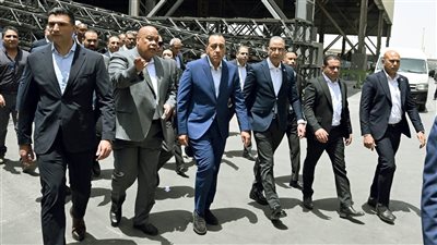 جولة موسعة لمدبولي داخل مصنع جالفا بأكتوبر لمتابعة مراحل تصنيع الأعمدة والأبراج الحديدية (صور) 