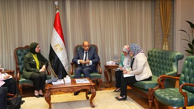 العمل والخارجية تبحثان توفير فرص جديدة للمصريين بالخارج