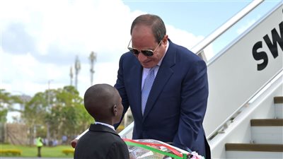 بالورود والموسيقي، استقبال حافل للسيسي في مطار نيروبي (فيديو)