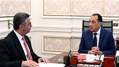 رئيس الوزراء يطمئن المصريين: مخزون السلع آمن ولا تهاون مع المحتكرين