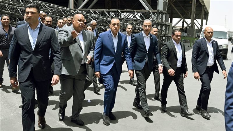 مدبولي داخل مصنع