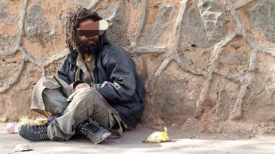 أحدهم يهشم رؤوس مصلين بـ