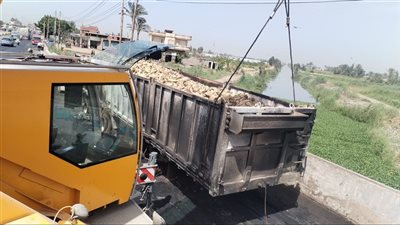  رفع سيارة نقل تعطلت بالطريق الدولي الساحلي في الدقهلية (صور)