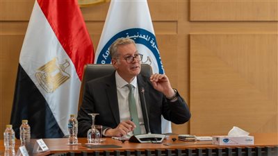 وزير البترول يبحث مع 
