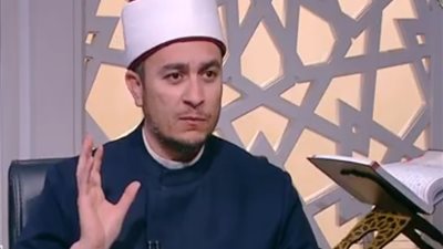 ما حكم عملي في مكان يبيع المحرمات ولكني لا أتعامل معها؟ أمين الفتوى يجيب (فيديو)