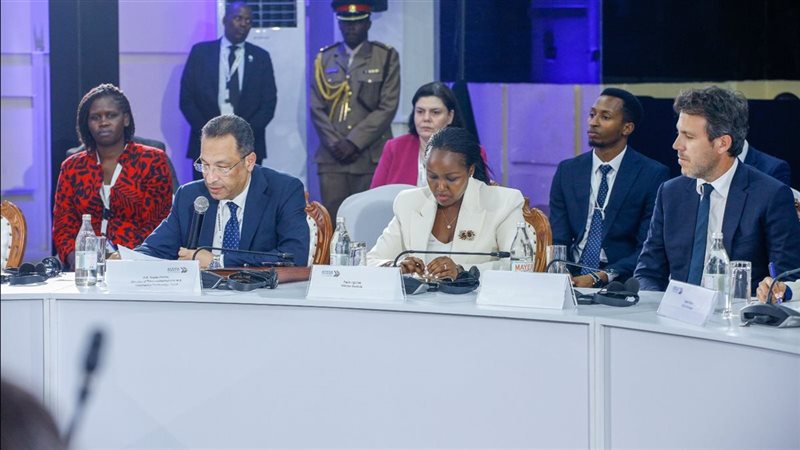 وزير الاتصالات خلال