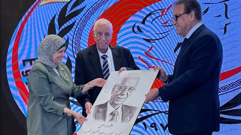 وزير الصحة يكرم الدكتور
