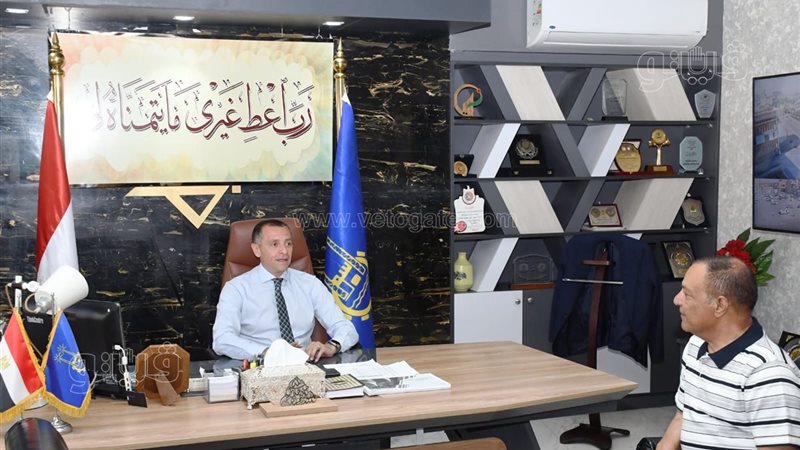 محافظ أسوان يلتقى