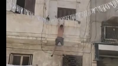 مشهد يحبس الأنفاس، اعتقدوا أنه لص وكاد يفقد حياته أثناء هروبه عاريًا من شرفة منزل (فيديو)