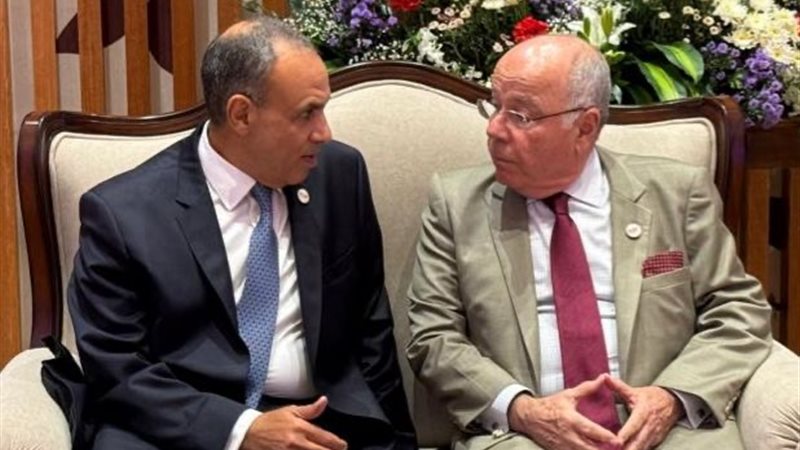 وزير الخارجية مع