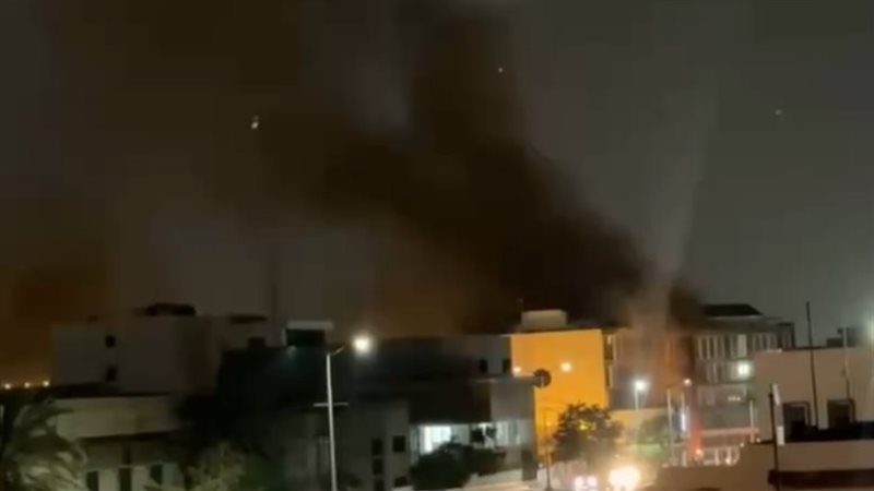 متظاهرون يحرقون مبنى