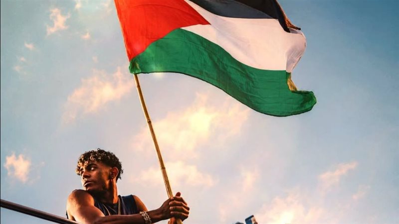 لامين يامال يرفع