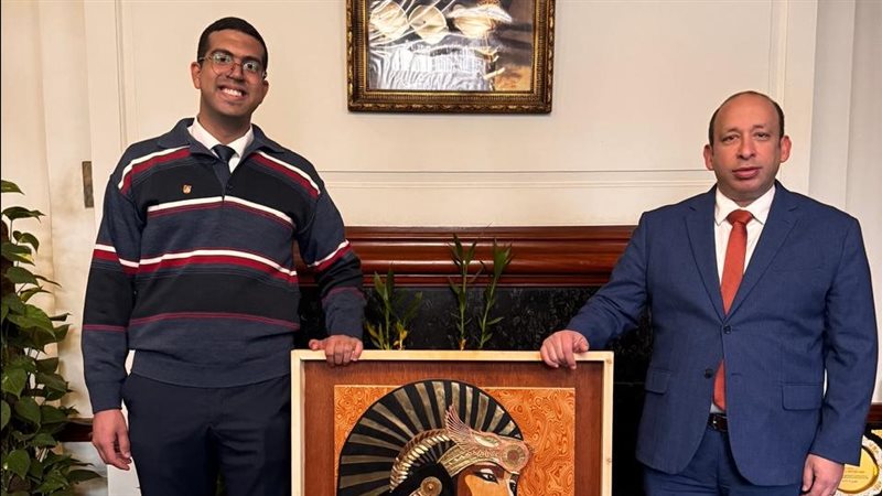 الطبيب الفائز وعميد