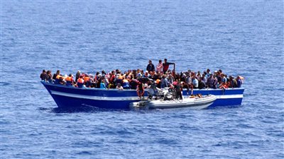 نقل جثامين ضحايا قارب الهجرة غير الشرعية بسواحل مطروح إلى الطب الشرعي بالإسكندرية 