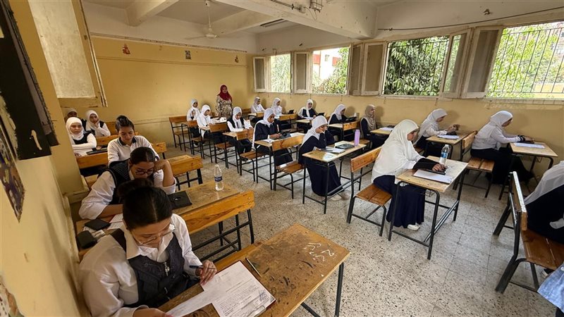 محافظ قنا يتفقد امتحانات
