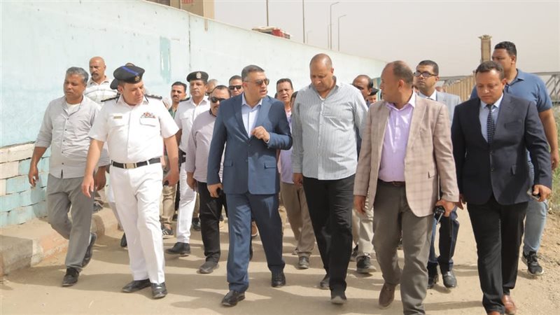 محافظ قنا يتفقد منطقة