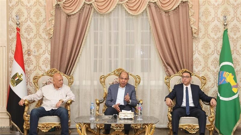 محافظ المنيا يبحث