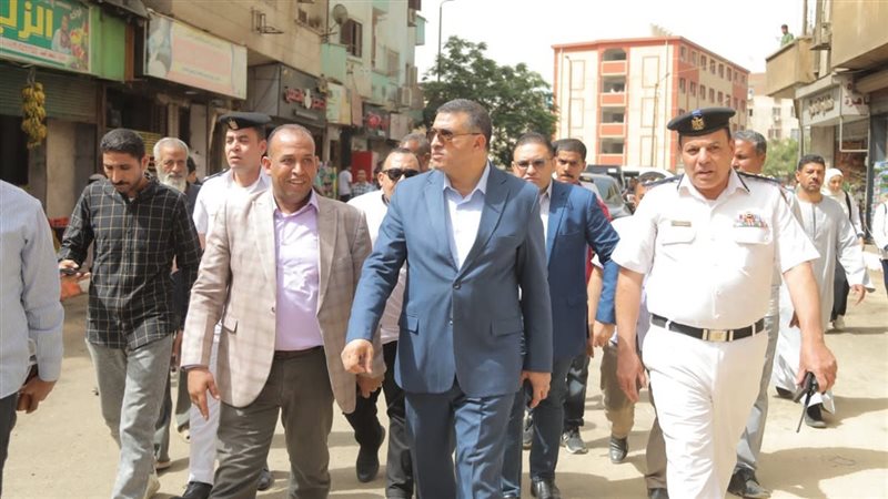 محافظ قنا يتفقد السوق