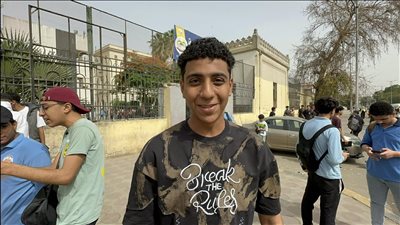 طلاب ثانية ثانوي بالجيزة: امتحان الرياضيات البحتة سهل، والورقي أفضل من التابلت (فيديو)