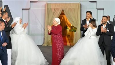 قرينة السيسي تشارك في فعالية فرحة مصر لـ 1000 عريس وعروس (صور)