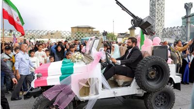 بالمدافع والعربات العسكرية، زفاف جماعي لإيرانيين تعهدوا بتعريض حياتهم للخطر في الحرب (فيديو)