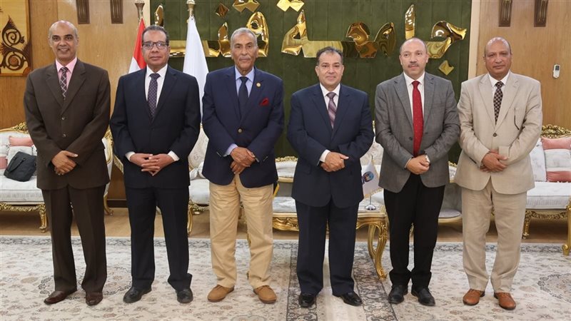 رئيس جامعة قنا يترأس
