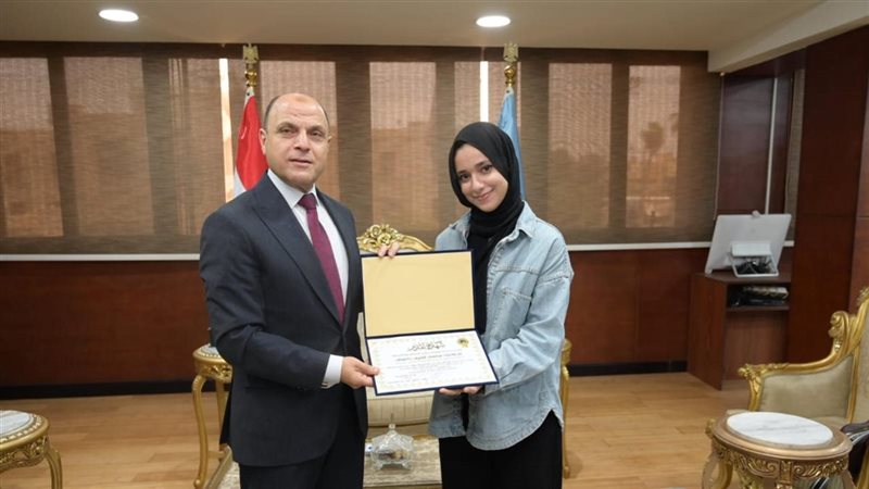  سلمى أشرف مع محافظ