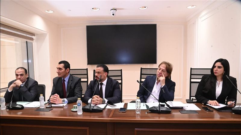 جوهر نبيل خلال اجتماع