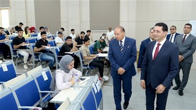 رئيس جامعة المنصورة يواصل جولاته لتفقد الامتحانات 