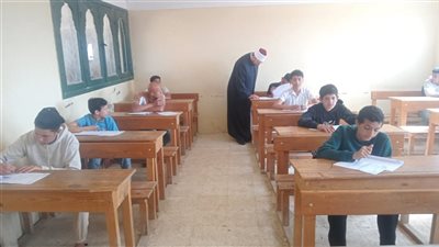 رئيس المنطقة الأزهرية بالإسكندرية يتفقد مراكز تصحيح الشهادة الابتدائية 