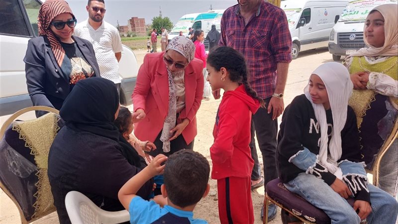 الكشف على 876 مواطنًا