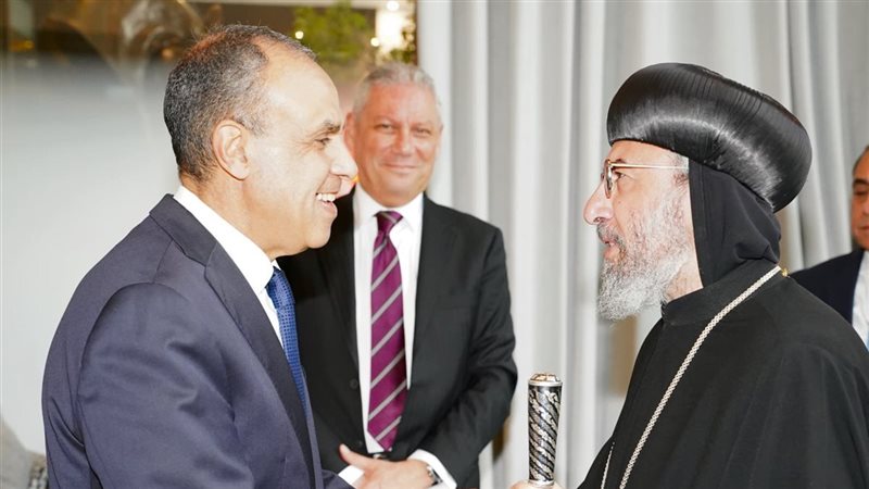 وزير الخارجية مع