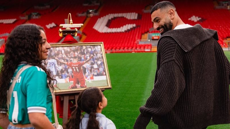 محمد صلاح رفقة ابنتيه