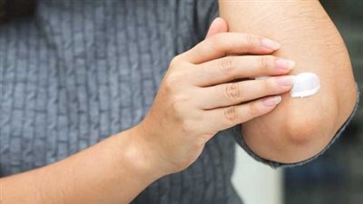 تقشير طبيعي للركبتين والكوعين بمكونات طبيعية اقتصادية