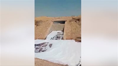 مقطع صادم، تدفق مياه ملوثة بمخلفات مصانع برج العرب تثير المخاوف والمسئول يرد (فيديو)