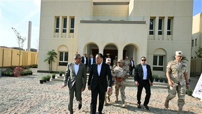 رئيس الوزراء يتفقد 