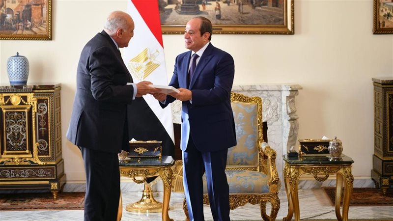 السيسي يتسلم رسالة