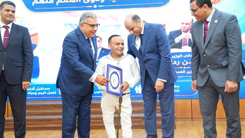 تسليم عقود عمل للشباب