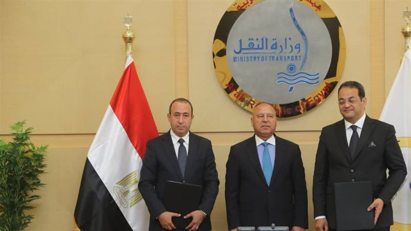وزير النقل يشهد توقيع