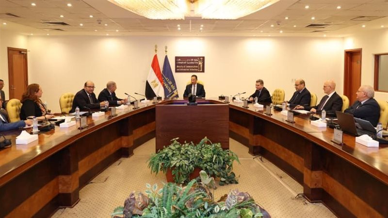 وزير الاتصالات خلال