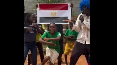  أطفال أوغندا يشعلون المونديال بأسماء لاعبي منتخب الفراعنة، والنشطاء يطالبون باستضافتهم بمصر (فيديو) 