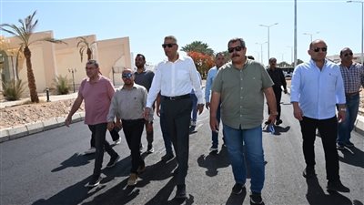 محافظ جنوب سيناء يتفقد أعمال ازدواج شارع الموتيلات بشرم الشيخ