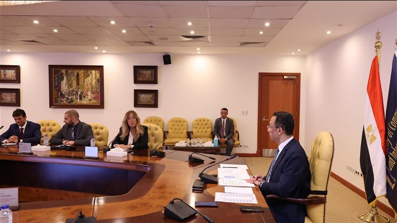 وزير الاتصالات خلال